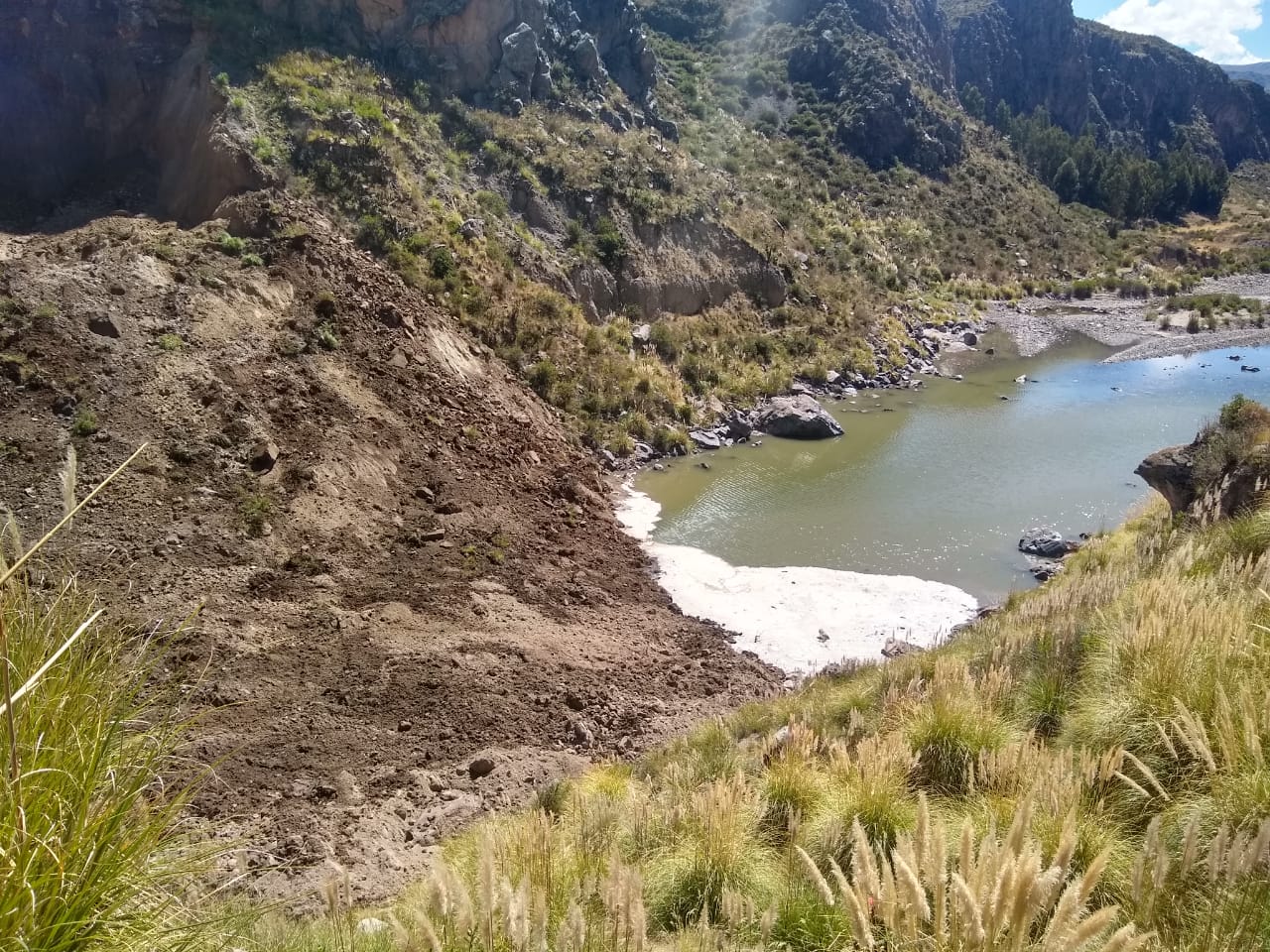Nuevo deslizamiento vuelve a bloquear cauce de río Colca en Caylloma