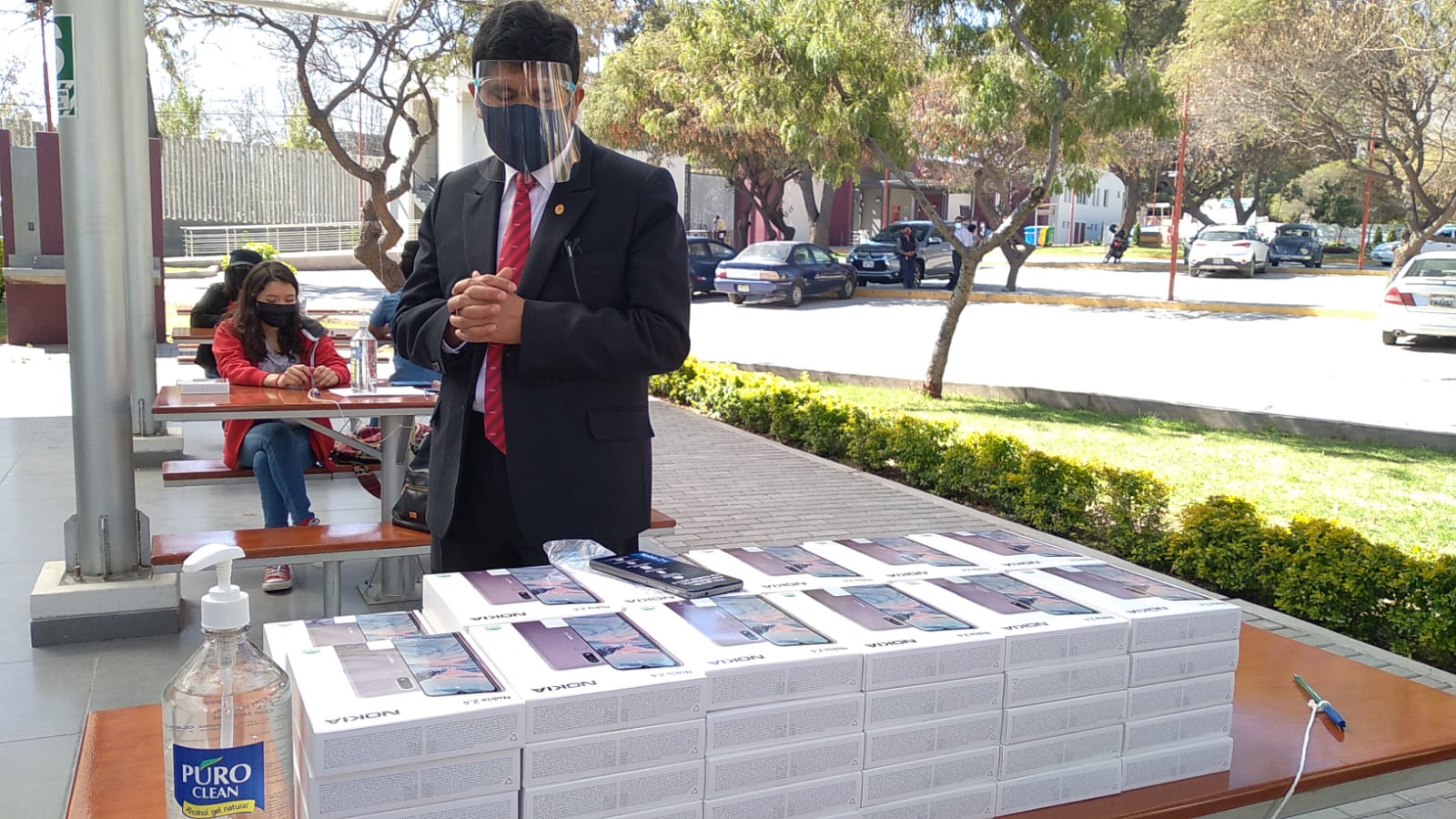 Rector de la UNSA hizo entregó chips y celulares a estudiantes agustinos de pregrado de Arequipa y otras regiones