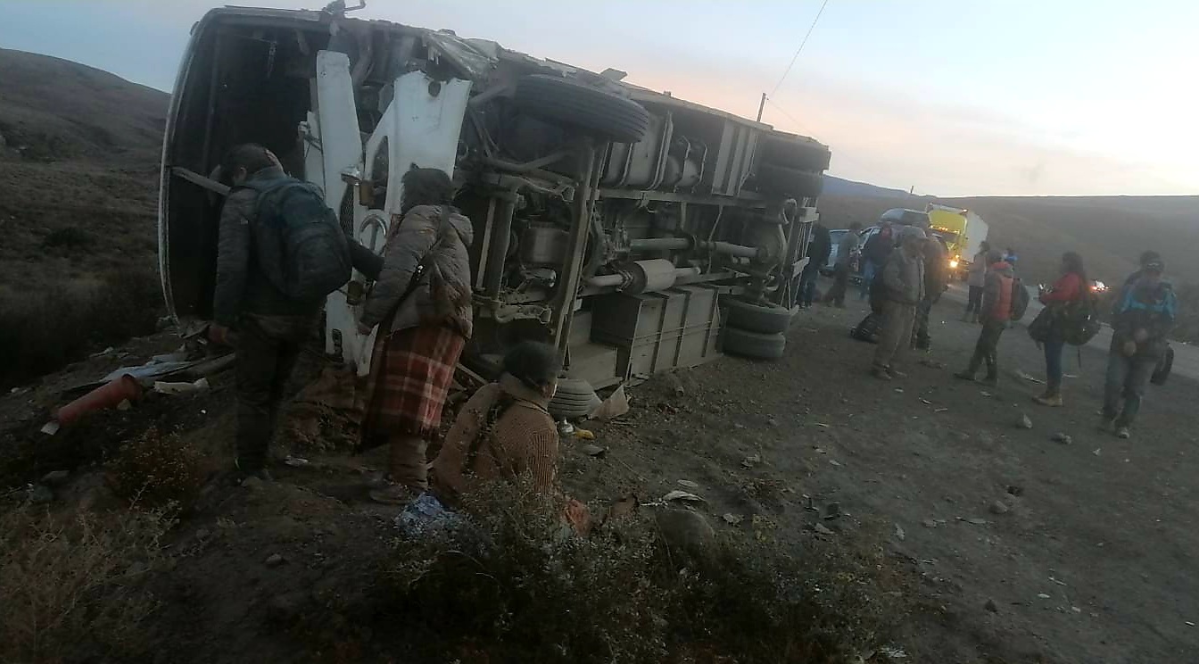 Minibus ocasiona choque múltiple y deja 7 muertos y cerca de una veintena de heridos en carretera Arequipa – Puno