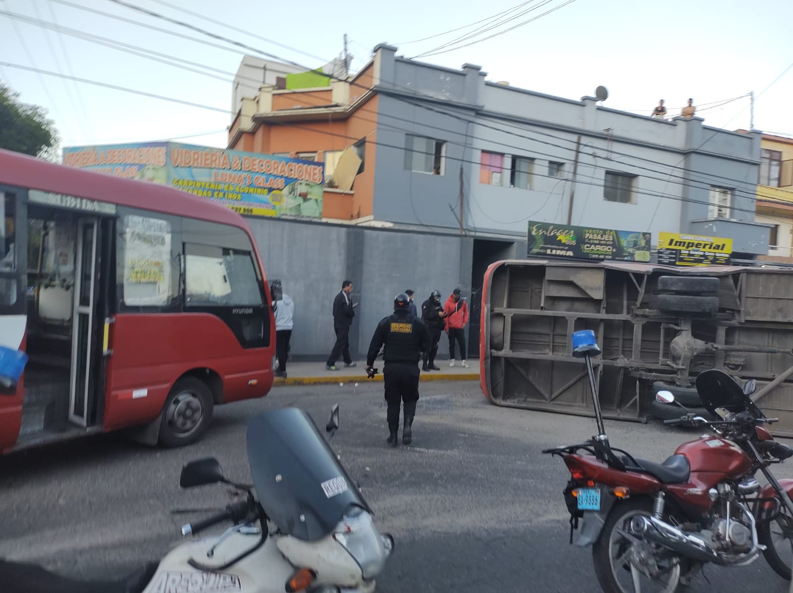 Seis personas resultan heridas en choque de dos minibuses de transporte urbano en el Cercado de Arequipa