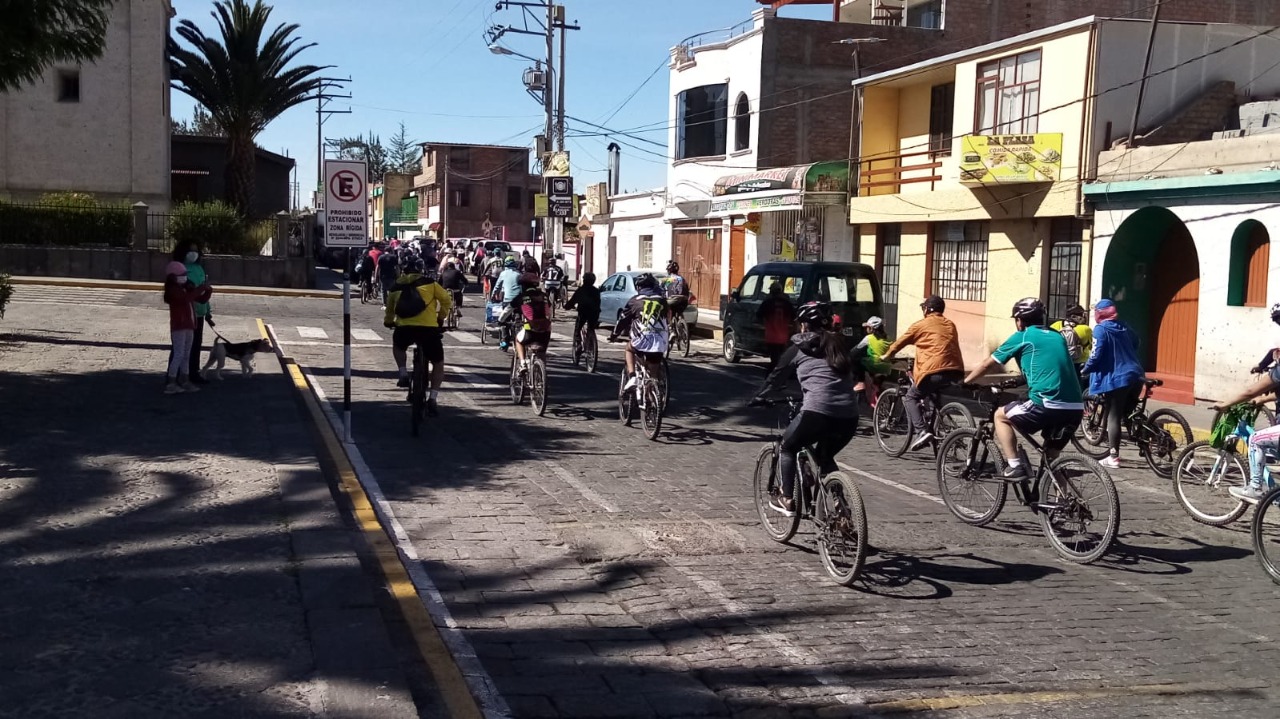 Familias arequipeñas participaron en I Bicicleteada Forestal entre los distritos de Characato y Mollebaya