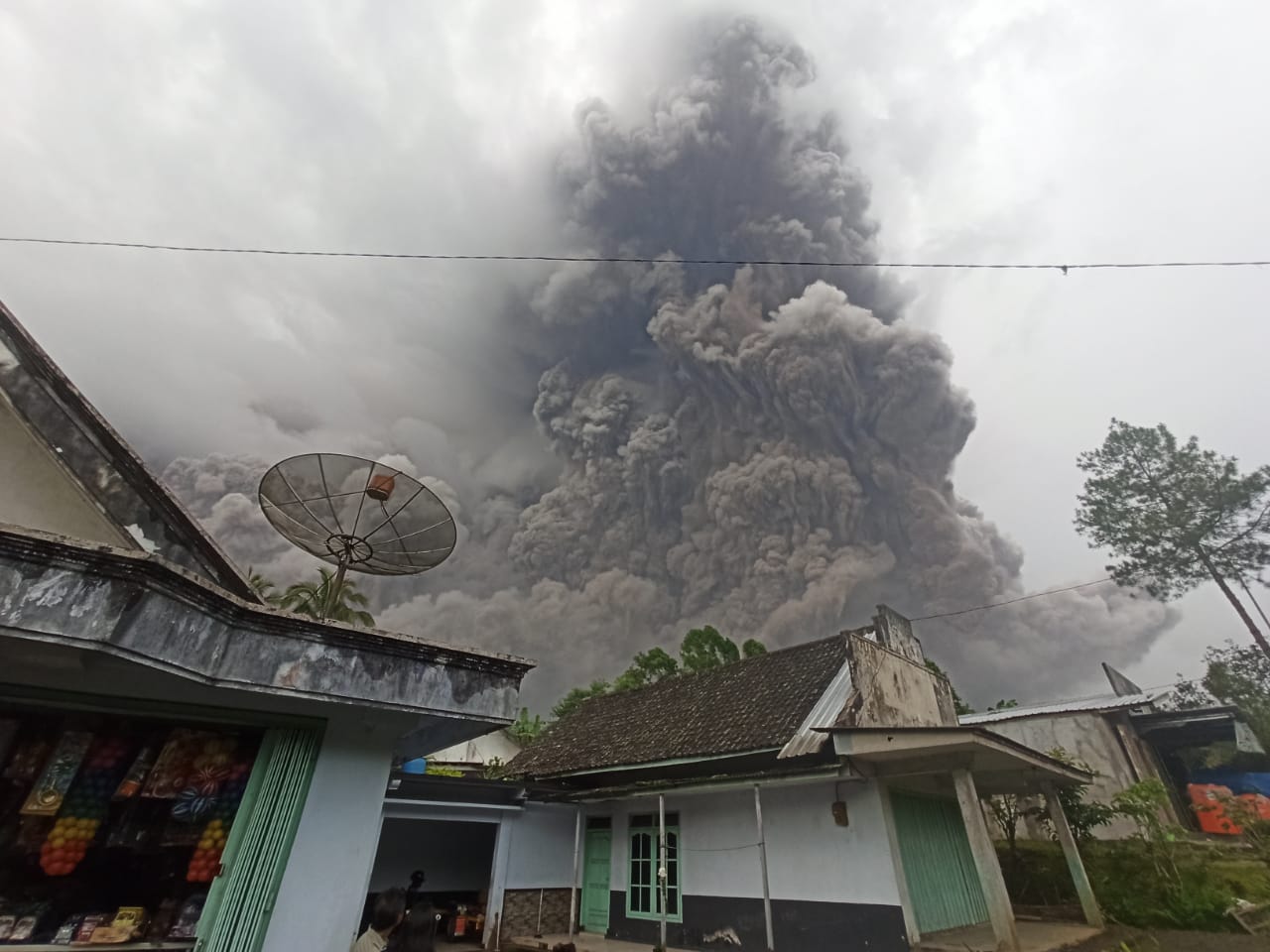 VIDEO Impresionante y tenebrosa erupción de volcán en indonesia