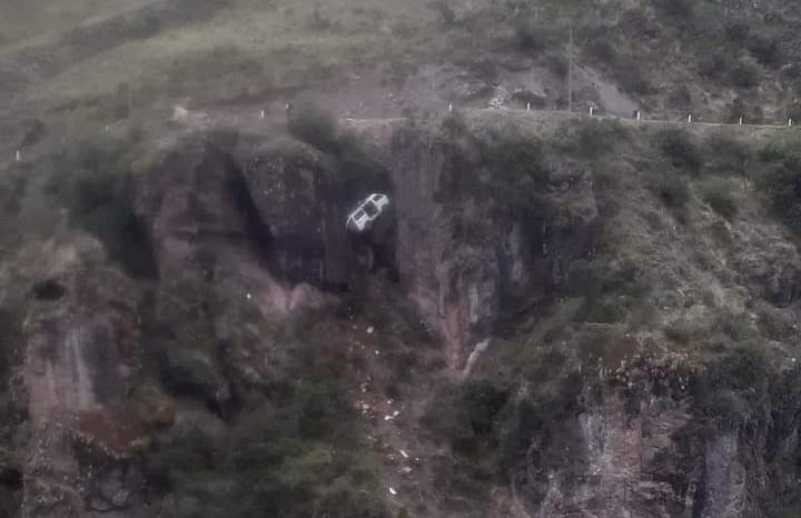 Pasajeros de combi salvan la vida de milagro tras caer a profundo abismo en Huancavelica