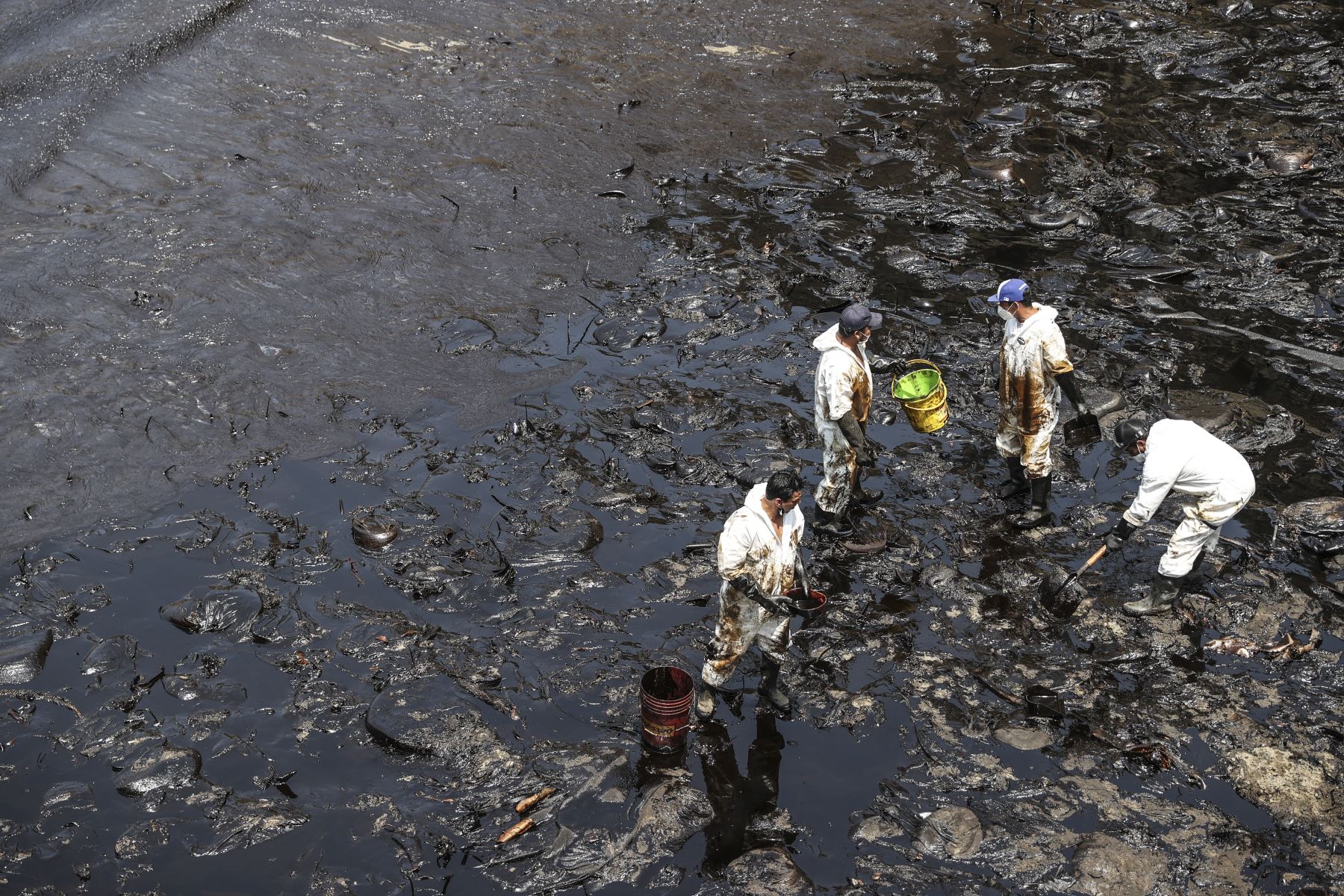 El Banco Interamericano de Desarrollo enviará profesionales y expertos en derrames de petróleo para mitigar el desastre ecológico en Ventanilla
