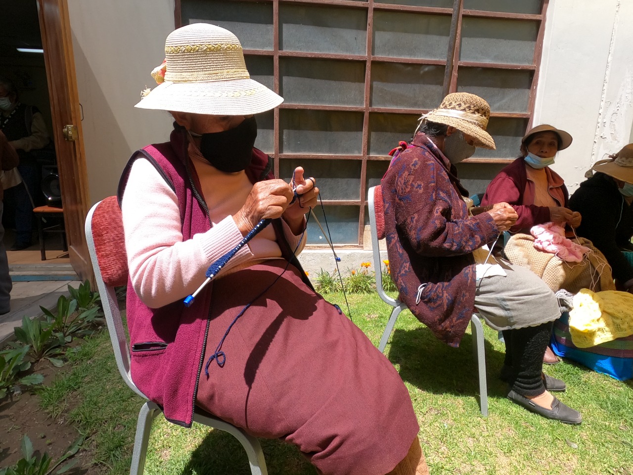 Abuelitos realizan talleres de verano en Cerro Colorado