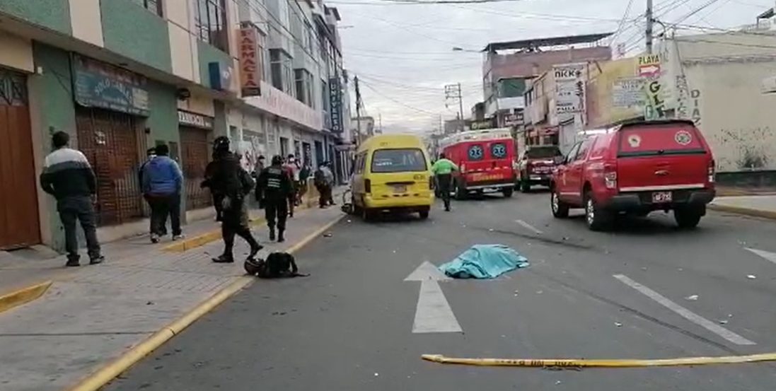 Motociclista pierde la vida tras ser impactado por combi que hace servicio de transporte urbano de Cayma hacia el Cercado