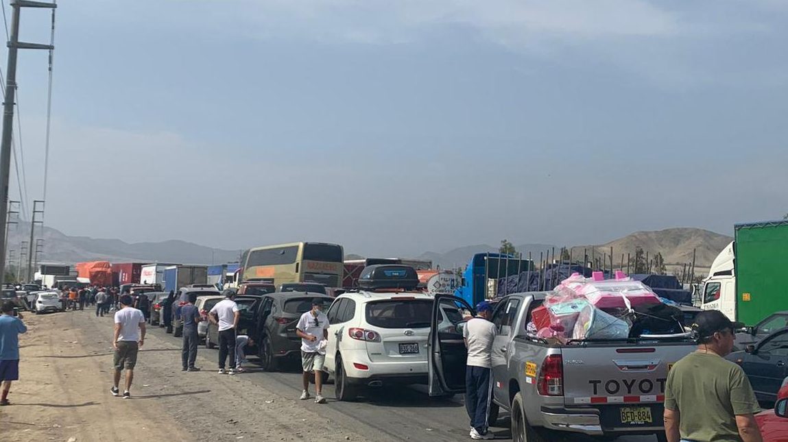 VIDEO. Camioneros bloquean carretera Panamericana Sur en Ica. Se reporta decenas de vehículos varados