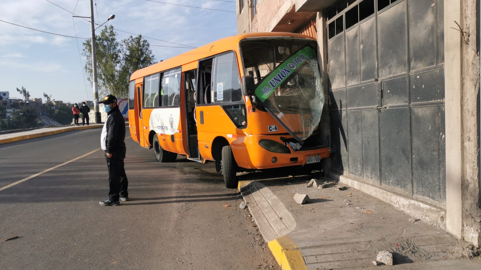 Minibús de transporte urbano se estrella contra vivienda y deja 6 heridos en ASA