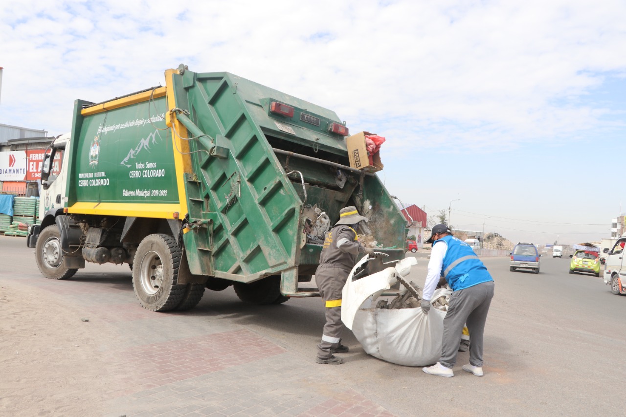 Con participación de voluntarios, comuna de Cerro Colorado realiza limpieza de vías