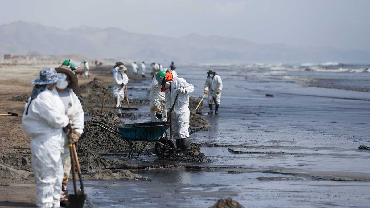 OEFA ordena el cese de mezcla de arena limpia con arena impregnada de petróleo en zonas afectadas por derrame en Ventanilla