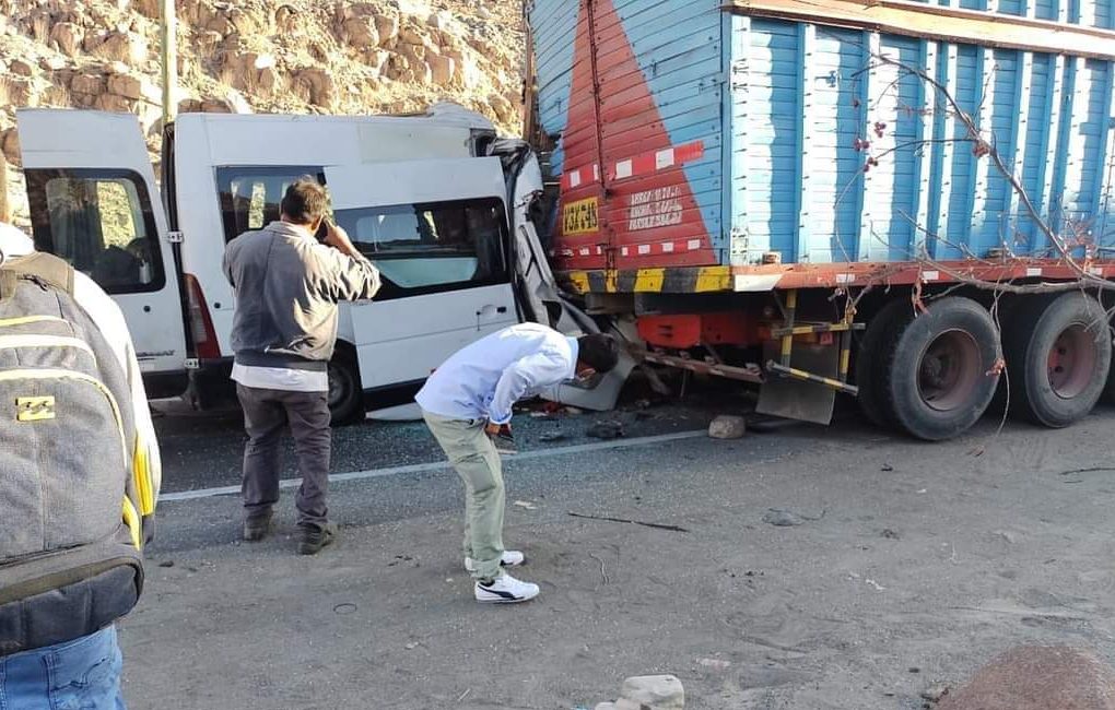¡URGENTE! Minivan choca por alcance con camión en la vía de penetración a Arequipa