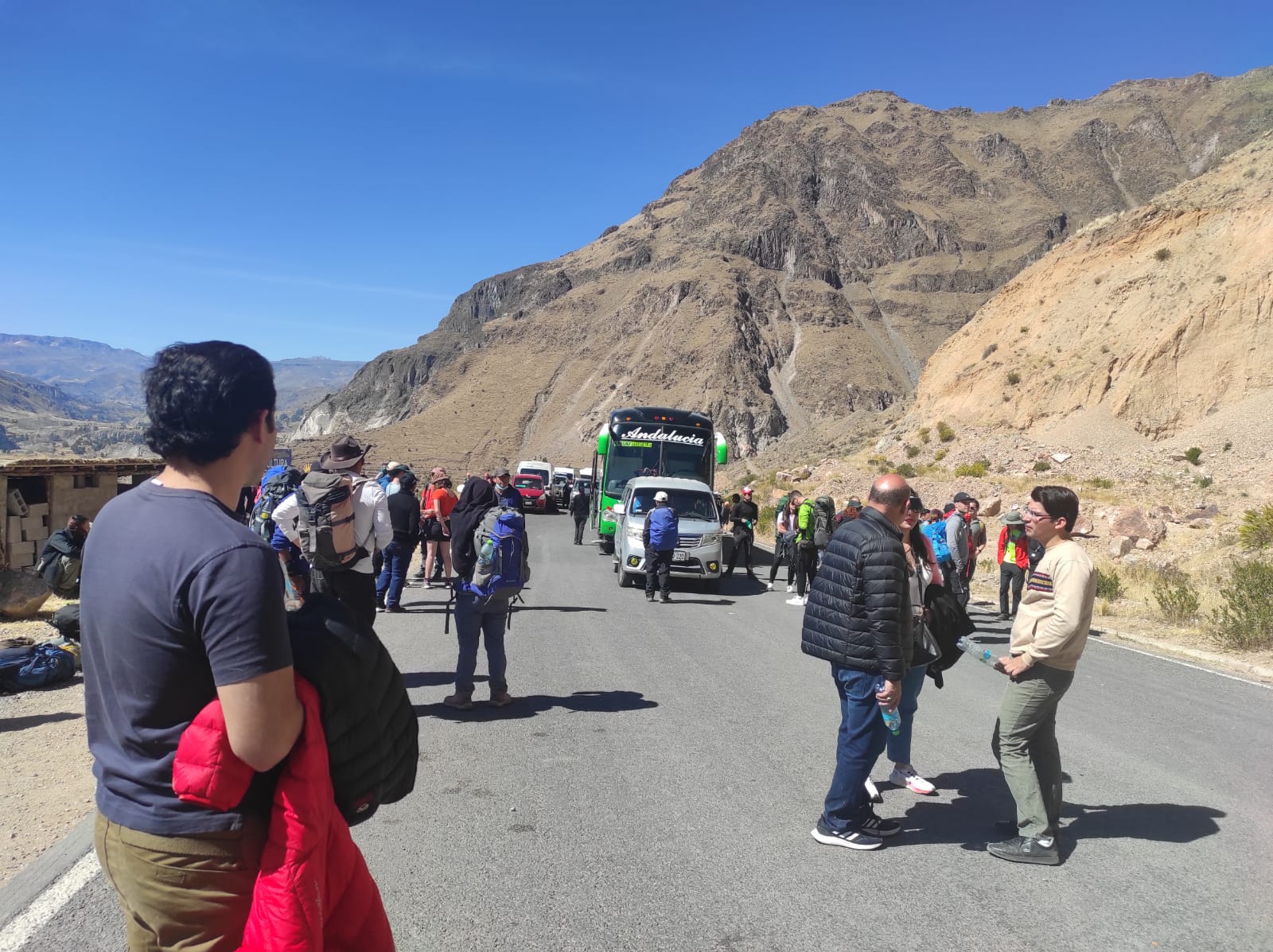 Pobladores de Caylloma bloquean vía que lleva al mirador de la Cruz del Condor en el Valle del Colca