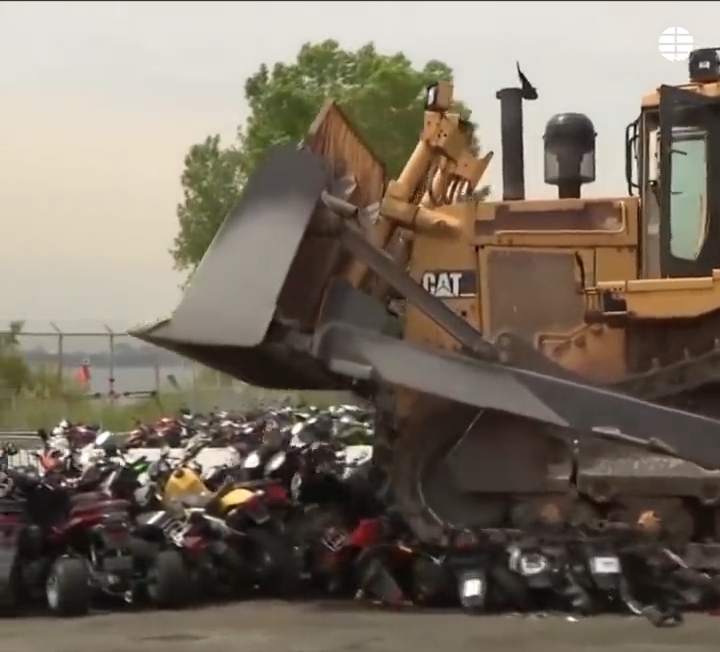 Maquinaria destruye 100 motos ilegales en New York