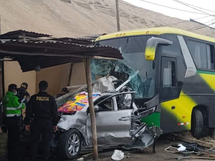 Bus ocasiona trágico accidente y deja tres fallecidos
