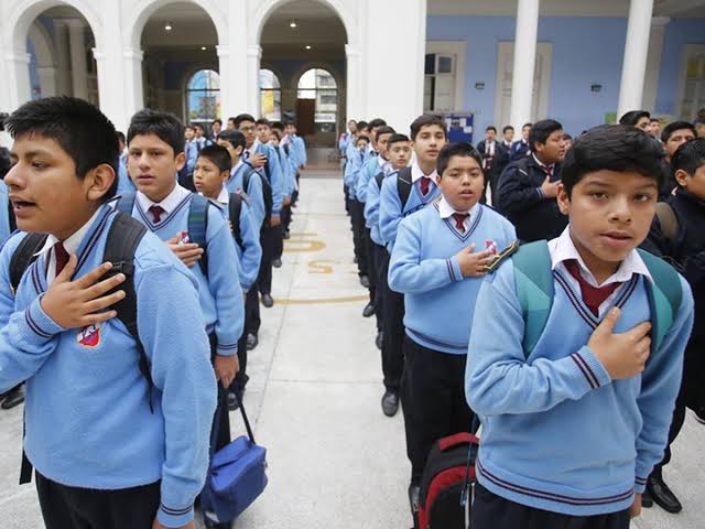 Gobierno impulsará norma para que sea obligatorio en los colegios e instituciones cantar el Himno Nacional todos los lunes