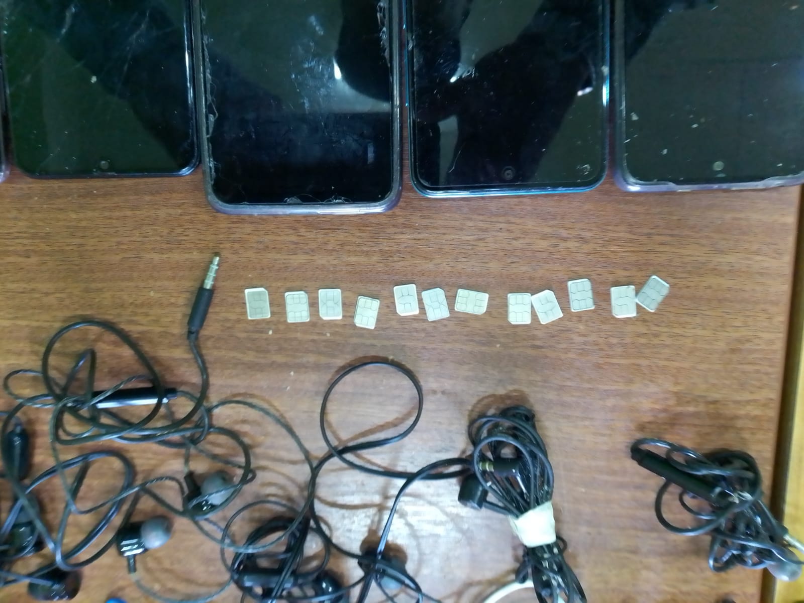 Hallan 65 celulares durante operativo de control en penal de Socabaya
