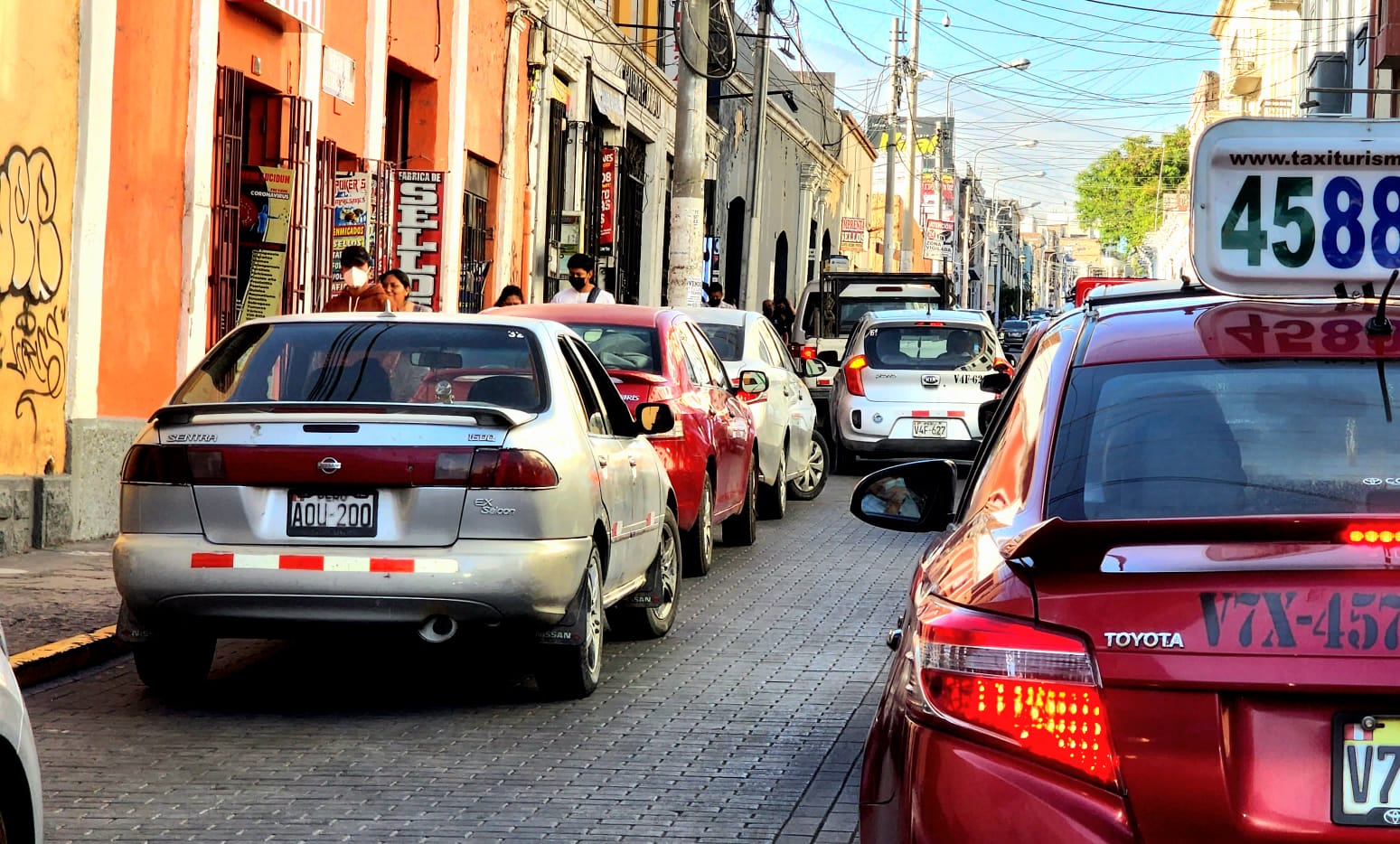 Caos y congestión vehicular se registra en el Cercado de Arequipa, ante ausencia de las autoridades