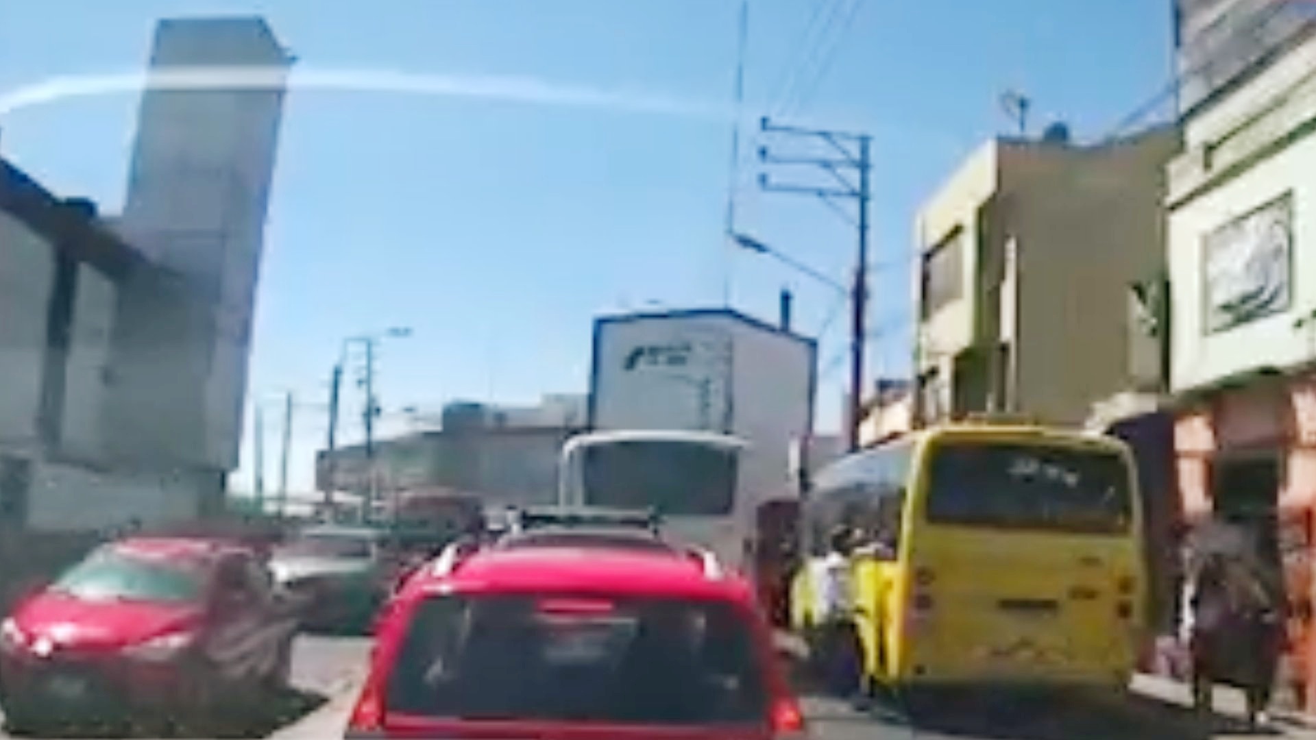 VIDEO. Captan momento en que delincuente arrebata celular de pasajero de transporte urbano