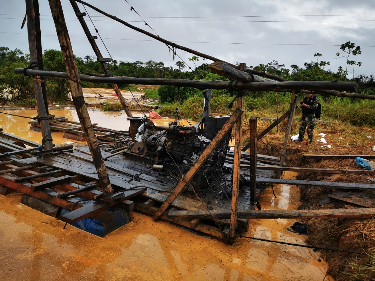 En operativo conjunto autoridades destruyen bienes usados para minería ilegal en la selva