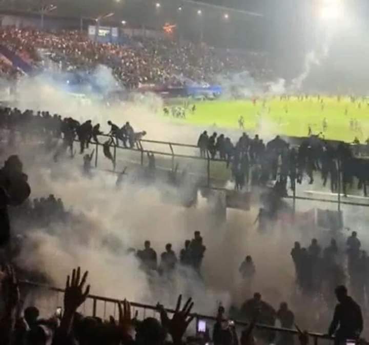 Batalla campal en medio de un partido de fútbol ocasiona la muerte de más de 150 personas