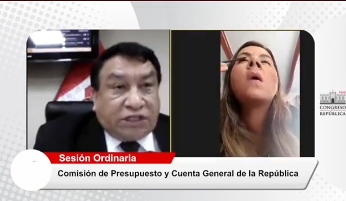 VIDEO:Congresista Tania Ramirez es captada maquillandose en plena sesión de trabajo