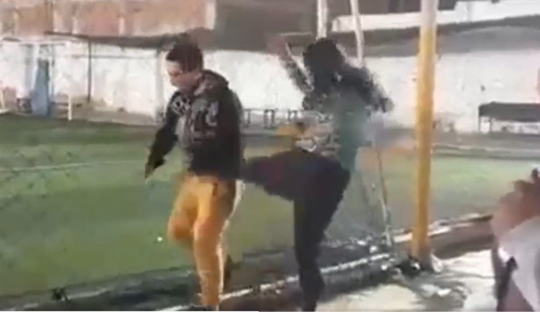 VIDEO. Mujer agarra a golpes a su esposo al hallarlo bebiendo con sus amigos en Trujillo
