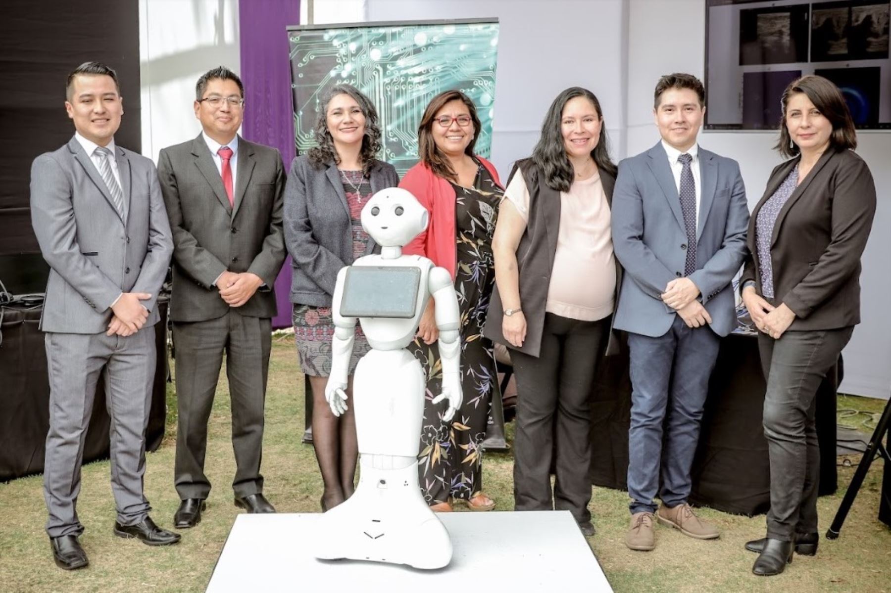 Inventores de la Universidad Católica buscaran que robot turístico detecte emociones e interactue con personas