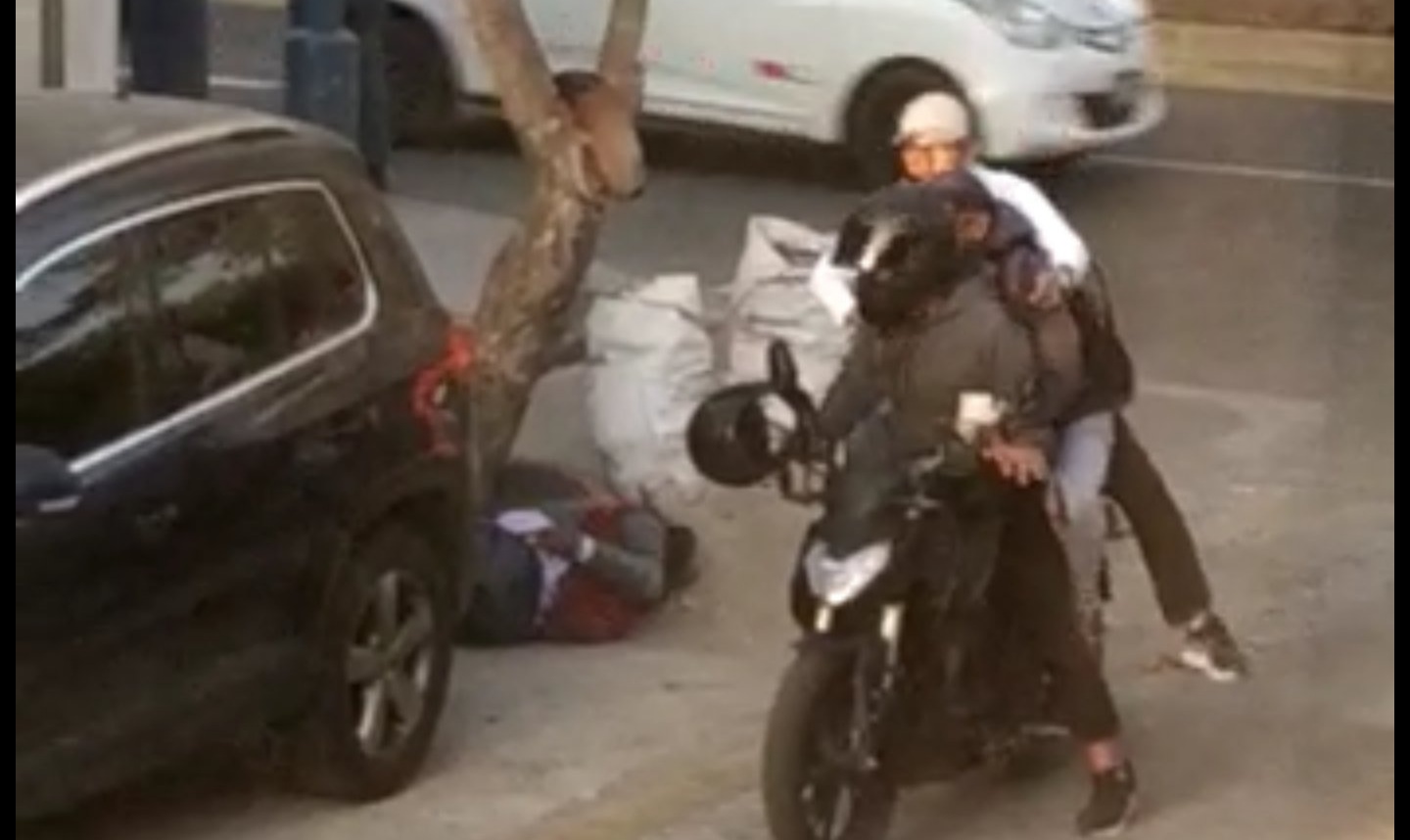 VIDEO. Delincuentes asaltan a cambista y le disparán frente a banco en Yanahuara