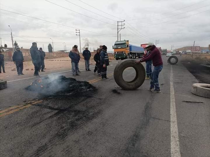 Transportistas de carga pesada tomaron vía de ingreso a Juliaca en Puno