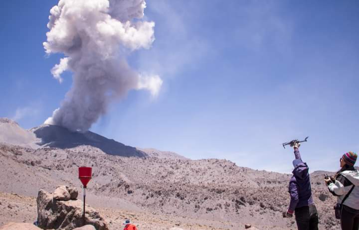 INGEMMET culmina con éxito taller de campo de gases volcánicos