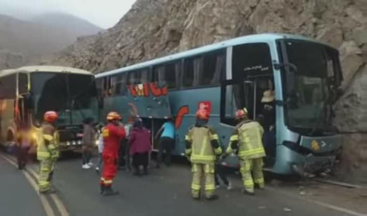 Bus de pasajeros choca contra cerro en vía costanera en Ilo    