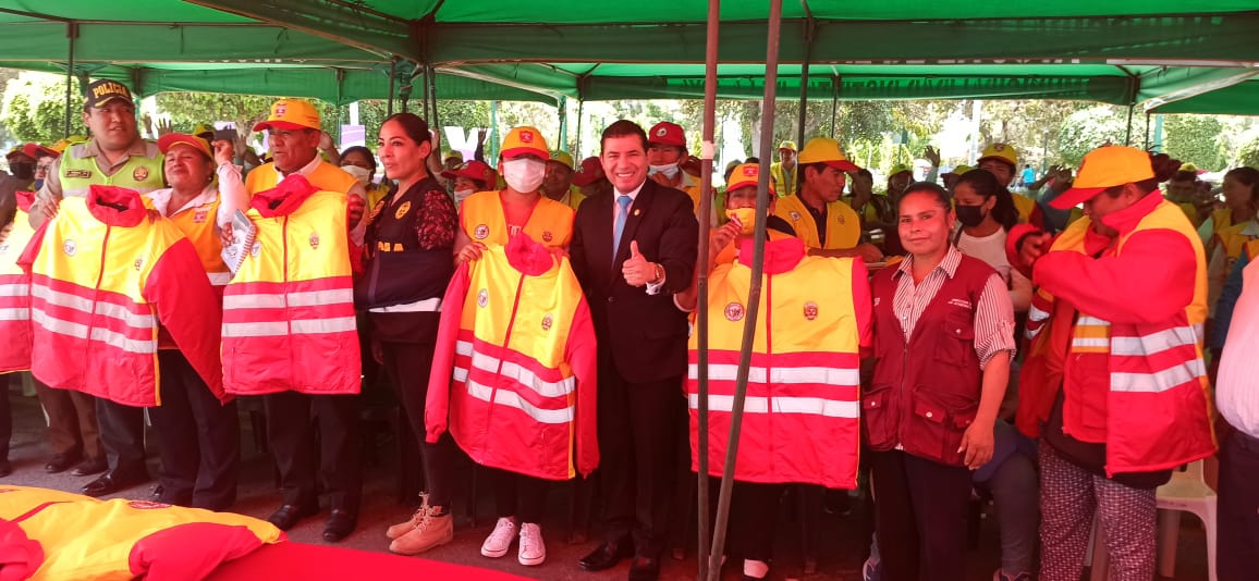 Alcalde de La Joya, Gilmar Luna Boyer entregó más 400 casacas a las Juntas Vecinales