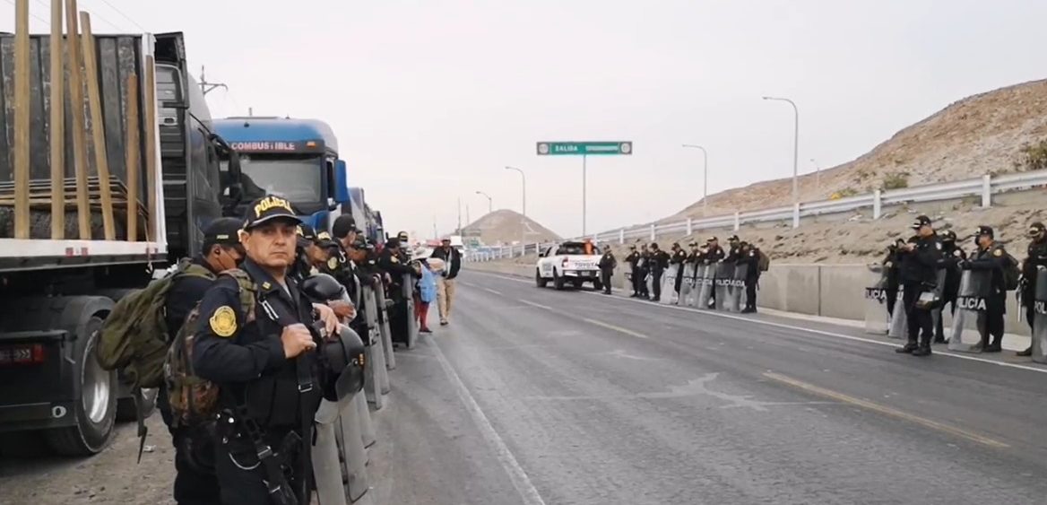 Inicia paro de camioneros y cientos de conductores con sus unidades se ubican en el ingreso a Arequipa por el km 48