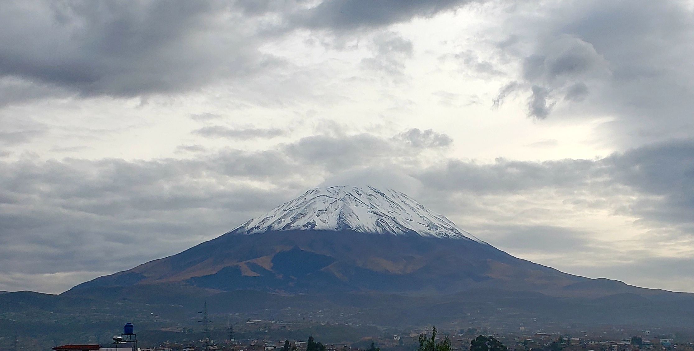 Volcanes arequipeños inician este viernes con su manto blanco