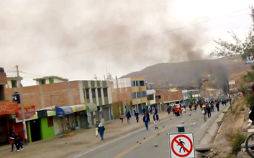 Manifestantes bloquean carretera Arequipa – Puno en el cono norte