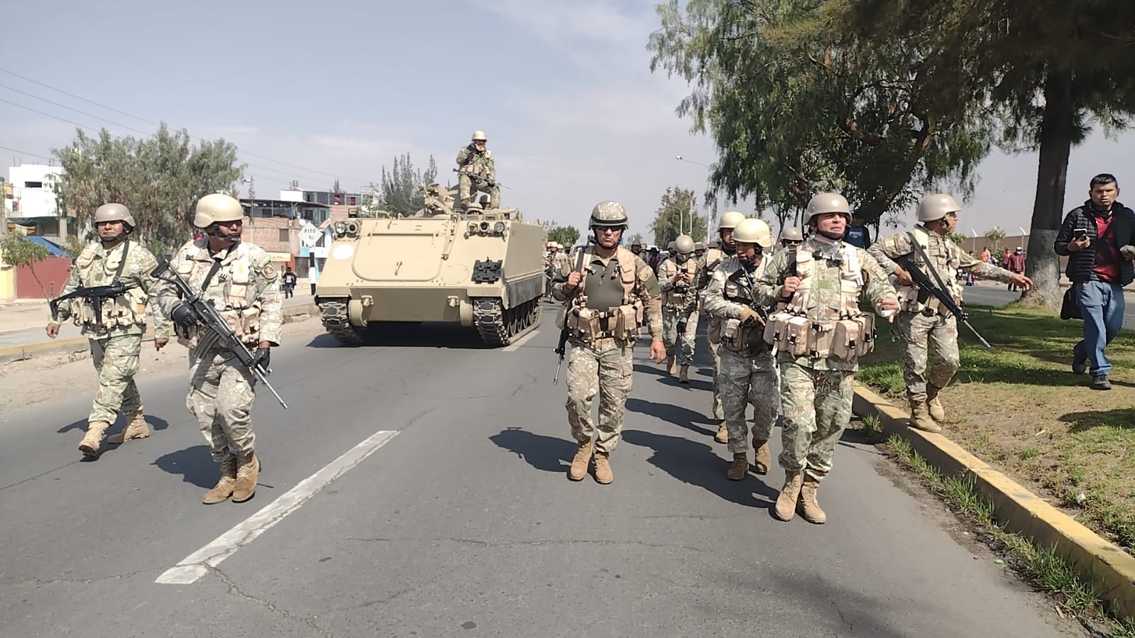 Miembros del Ejército salen del fuerte Bolognesi para tomar el control en la ciudad de Arequipa