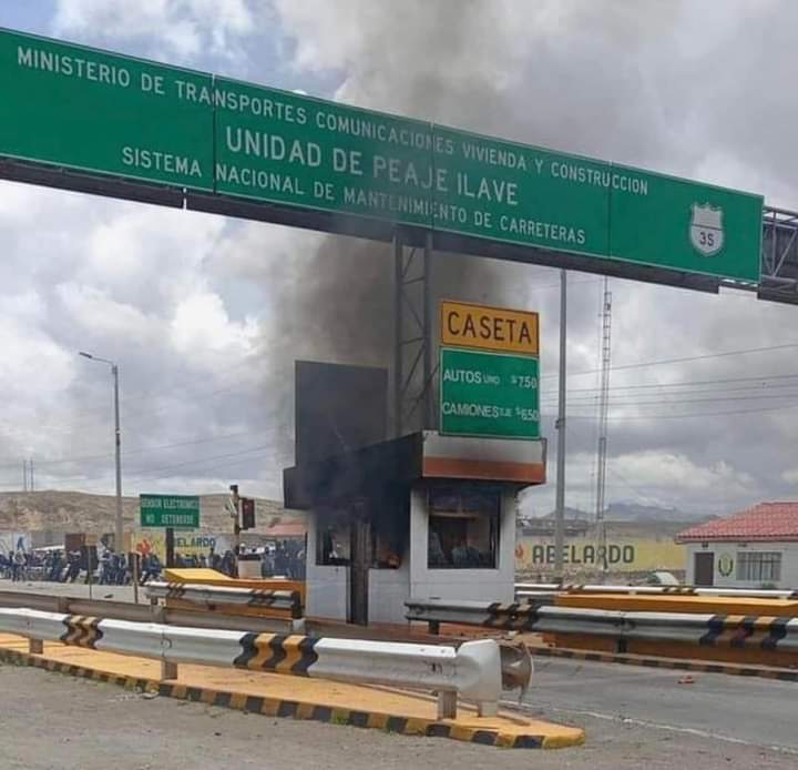 Caseta de peaje en Puno termina en llamas en medio del primer día de protestas