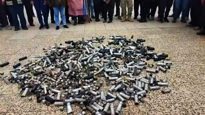 Ciudadanos recolectan parte de las bombas lacrimógenas usadas por la PNP para demostrar la represión de la que son objeto