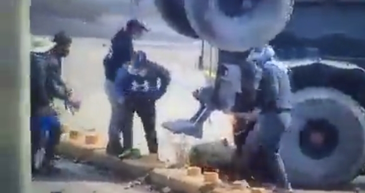 VIDEO: Imágenes del preciso instante en que vándalos prenden fuego a vehiculo de la PNP