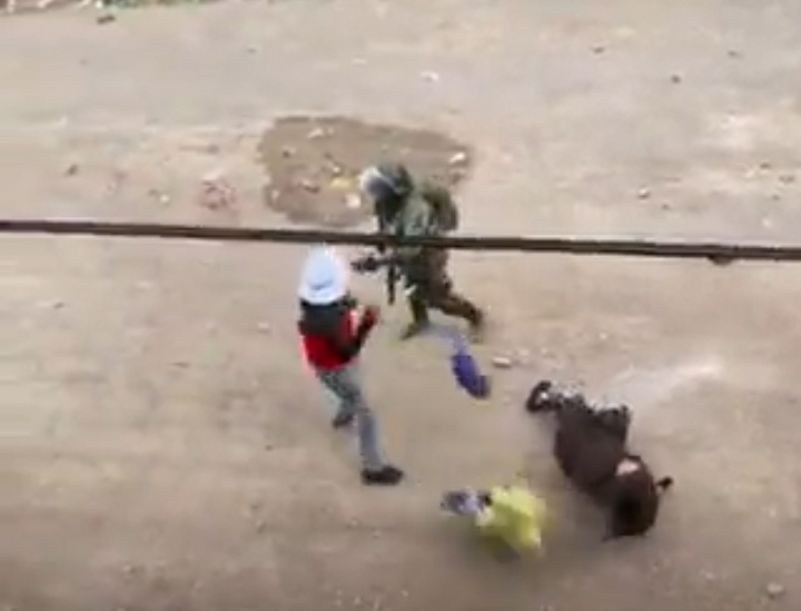 VIDEO. Policías de la DINOES agreden a madre y su hijo de 14 años