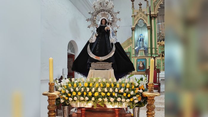 Visten de luto a Virgen de la Candelaria por fallecidos en Puno