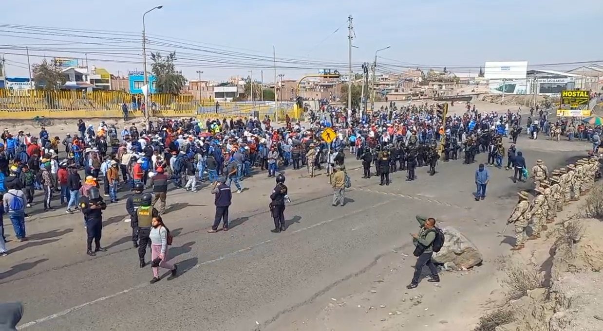 Lo Último. Manifestantes toman puente Añashuayco en el cono norte de Arequipa