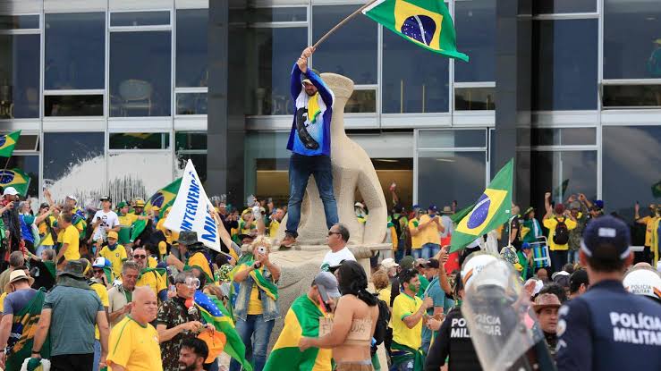 Suspenden al Gobernador de Brasilia por ataque a los actuales poderes del Estado