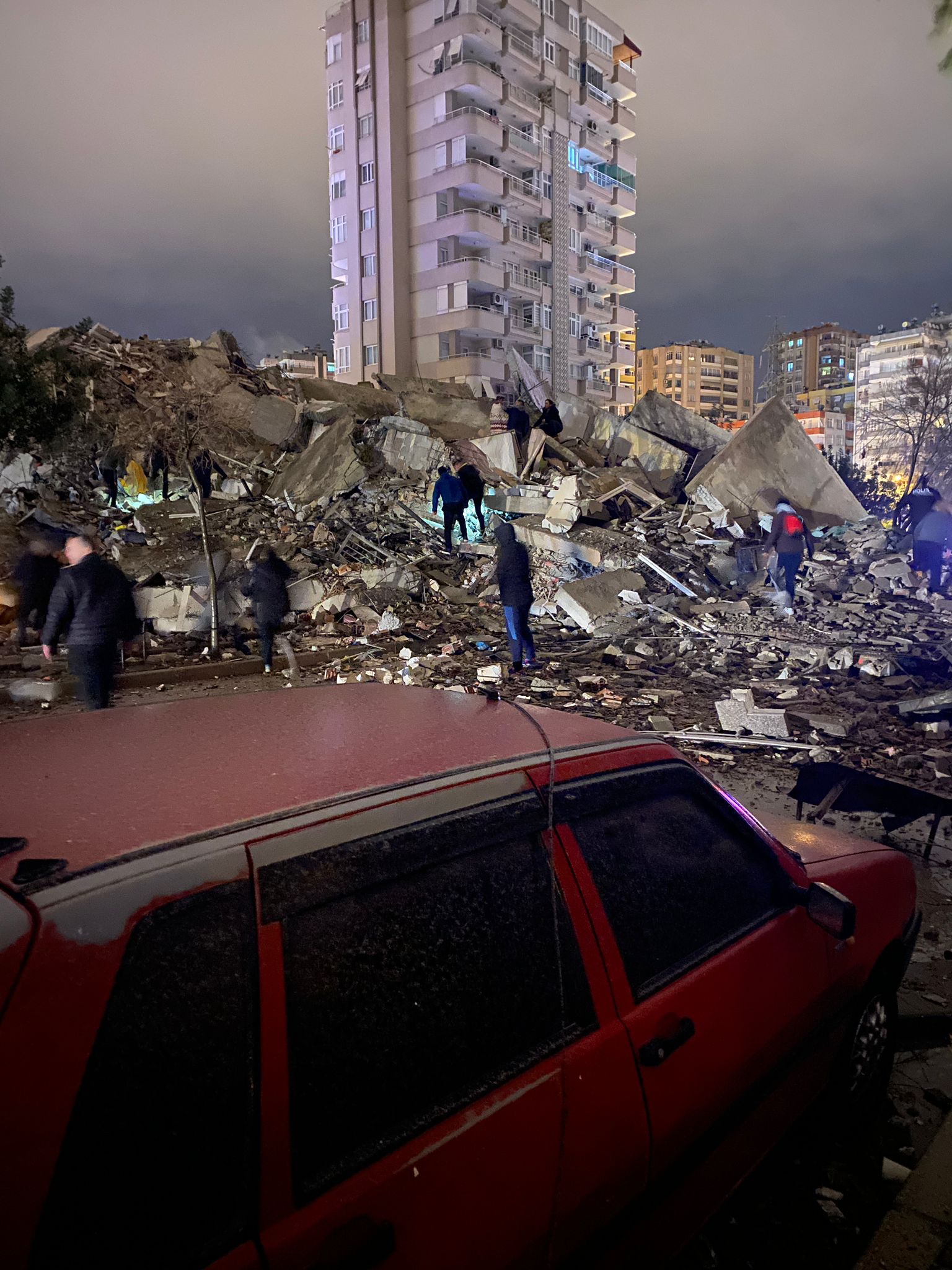 VIDEO: Rescatistas trabajan entre los escombros buscando sobrevivientes que causó el terremoto de 7.8 grados
