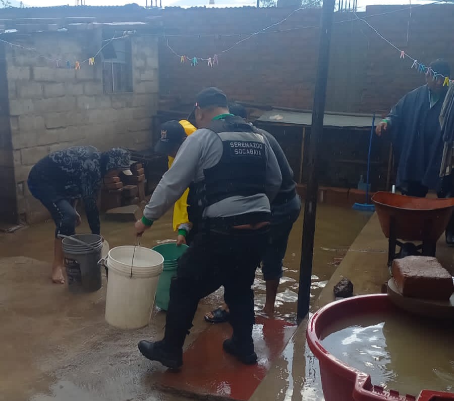 Cuadrilla de emergencia del municipio de Socabaya socorrió viviendas inundadas debido a fuertes lluvias