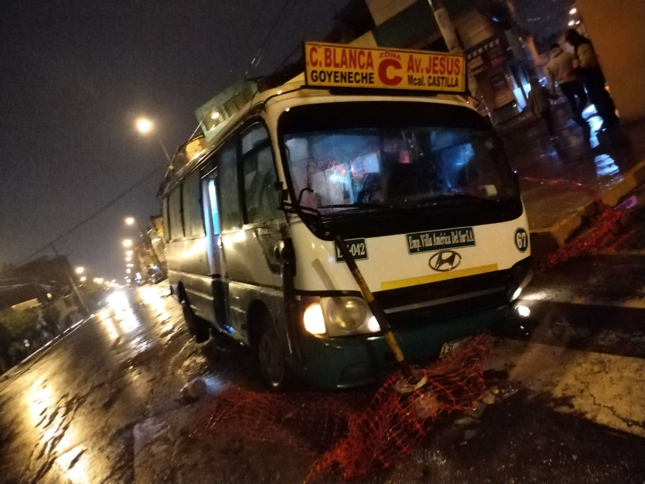 Coaster de servicio urbano cae en zanja de obras inconclusas en Paucarpata y deja varios heridos