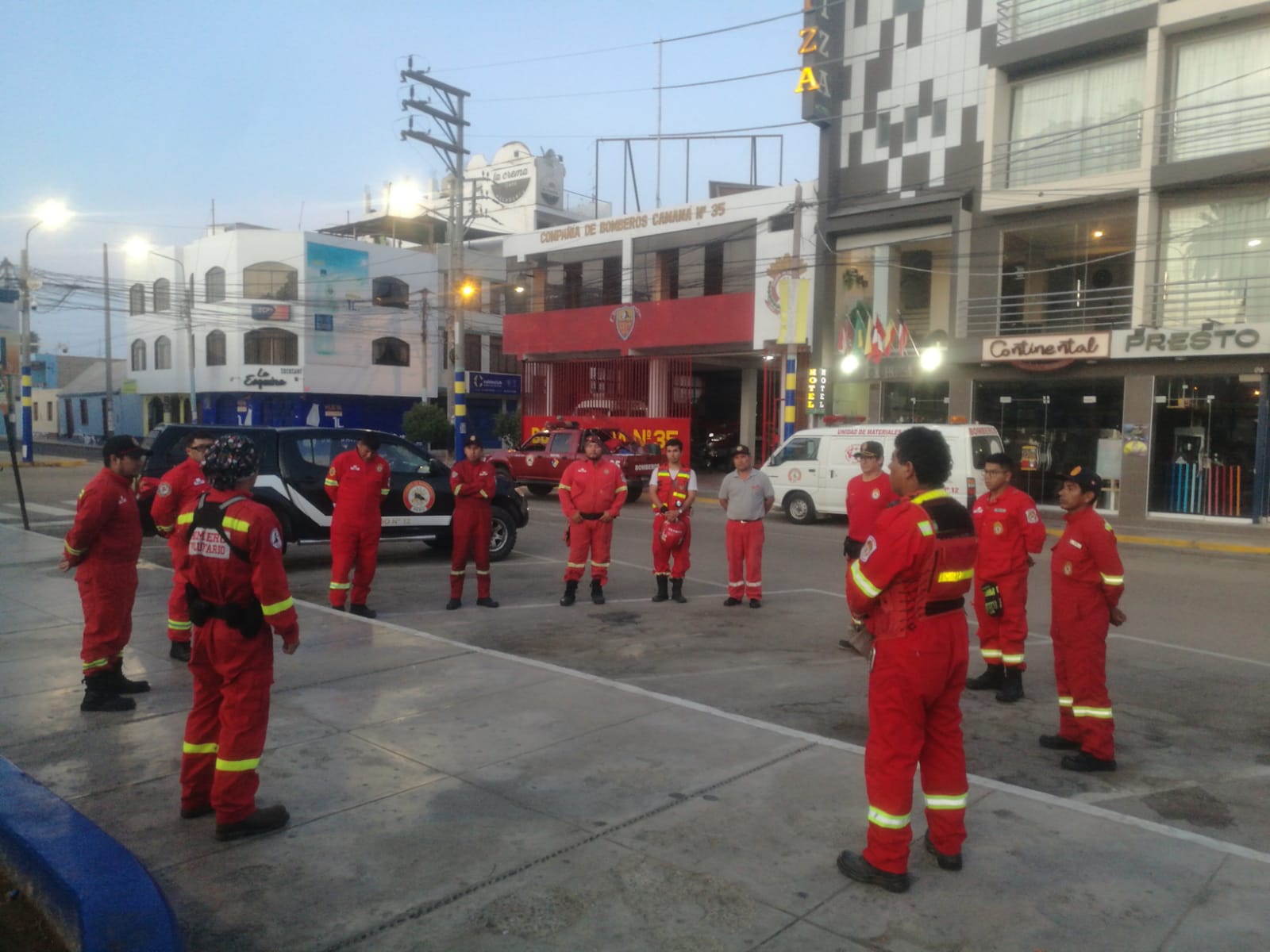 12 Bomberos Voluntarios de Arequipa viajaron a Secocha para ayudar con las tareas de Búsqueda y Rescate