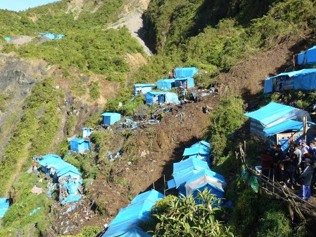 Recuperan dos cuerpos sin vida tras derrumbe de mina en Puno