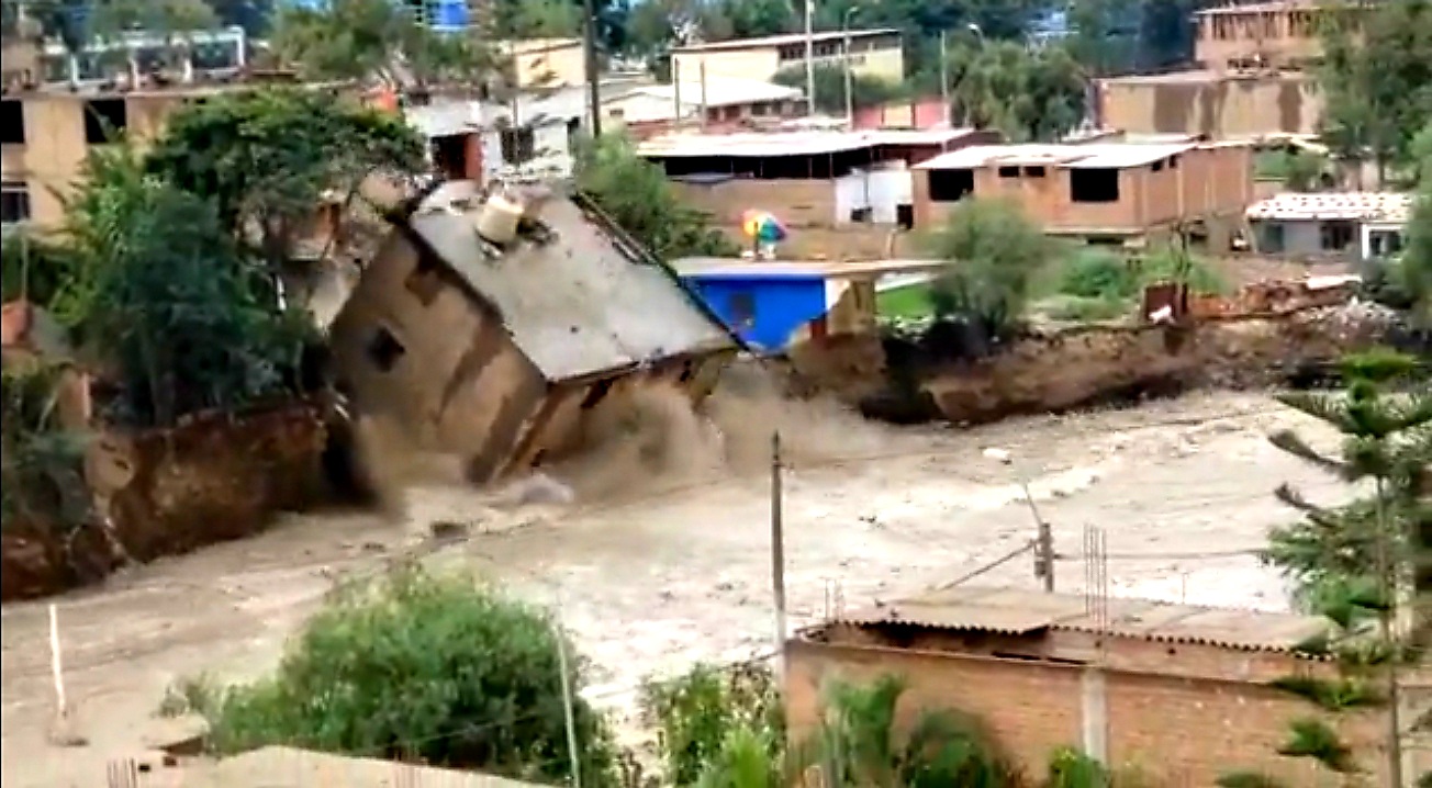 VIDEO. Casa de tres pisos se derrumba en Chosica – Lima, por el incremento del caudal del río Rímac