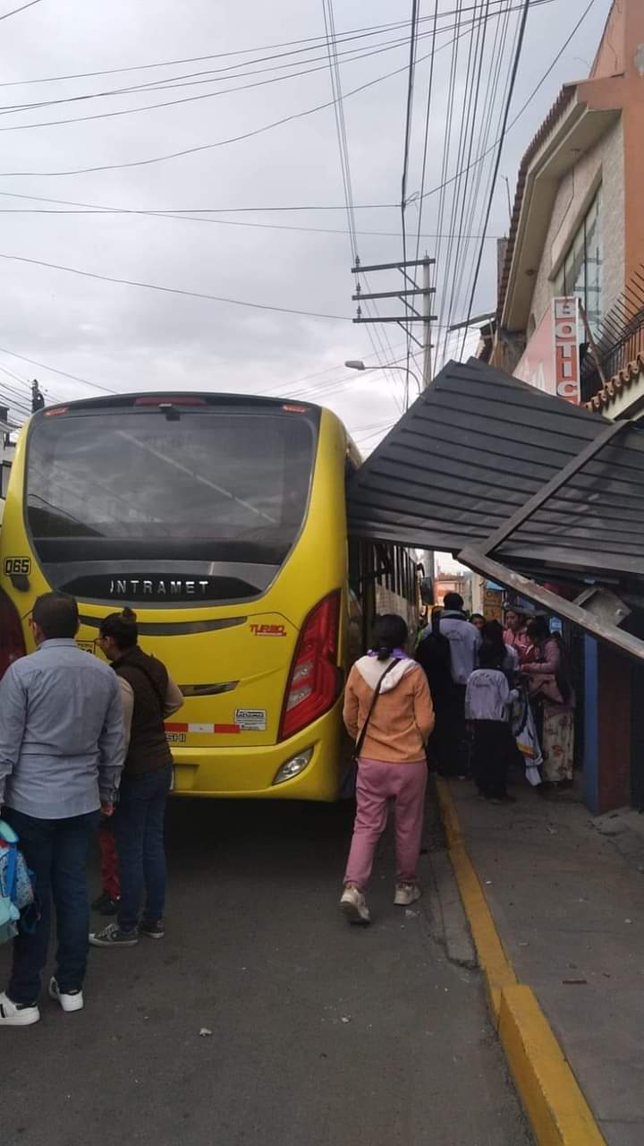 Bus de servicio público impacta con puerta levadiza y estudiante resulta herida